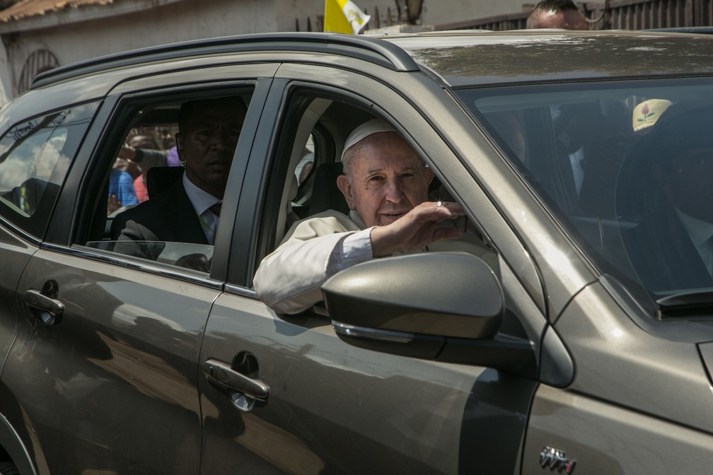 Papa Francisco anda de carro durante sua viagem em Madagascar neste sábado (7) — Foto: Rijasolo /AFP