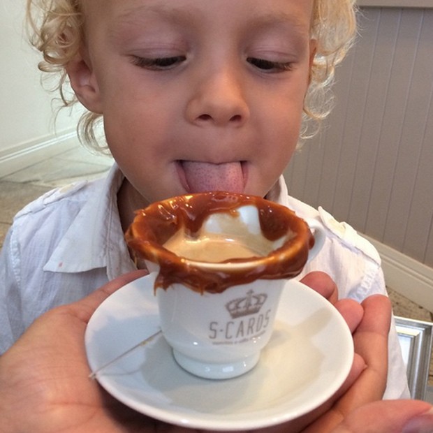 Davi Lucca se delicia com doce de leite na borda da xícara (Foto: Reprodução/Instagram)
