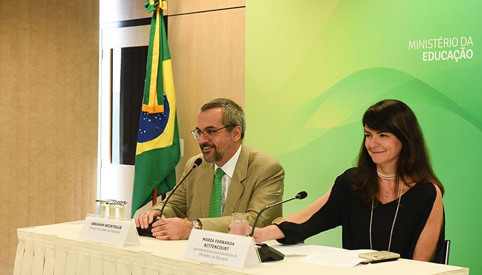 O ministro da Educação Abraham Weintraub e a secretária-adjunta Executiva Maria Fernanda Bittencourt durante coletiva (Foto: Divulgação)