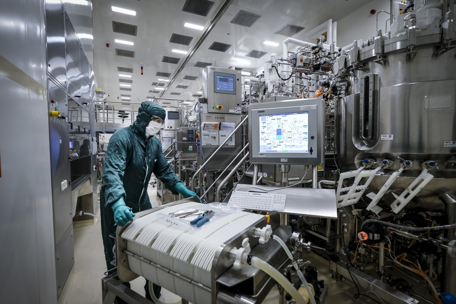 Produção de antígeno para vacinas na fábrica da GSK em Wavre, Bélgica