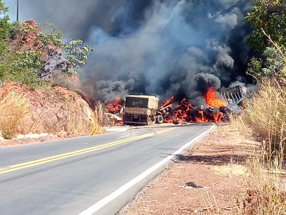 Carretas colidem de frente e pegam fogo na BR-135 — Foto: Lucas Sena