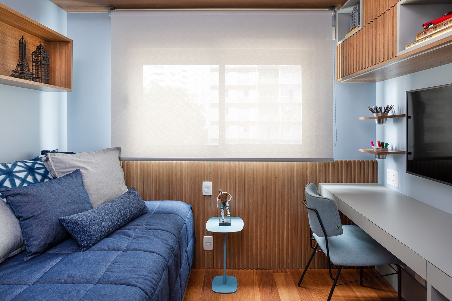 QUARTO DO MENINO | O layout e a marcenaria se repete nos dois quartos. As persianas são da Uniflex (Foto: Júlia Ribeiro / Divulgação)