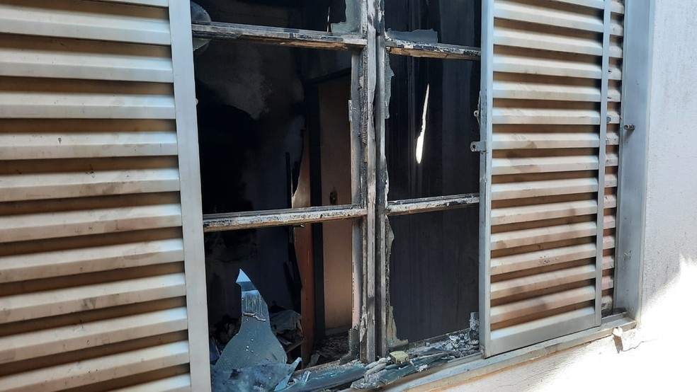 Uma mulher teve a casa incendiada pelo ex-marido dela na madrugada desta quinta-feira (17) no bairro Santa Maria 2, em Sorriso — Foto: Divulgação