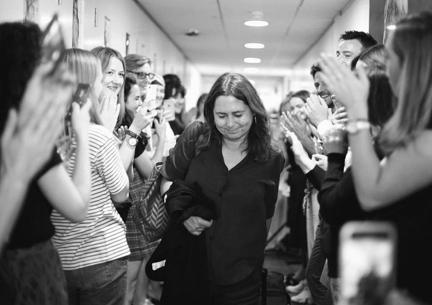 Alexandra Shulman deixa o 5º andar da Vogue House sob os aplausos de sua equipe (Foto: reprodução/instagram)