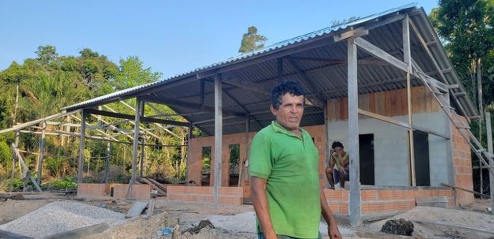 O ribeirinho Antônio Martins Queirós usou suas economias para construir uma pousada na área da reserva do Uatumã — Foto: Dubes Sônego / BBC News Brasil