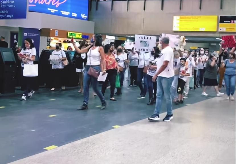 Sumiço de cachorra Pandora completa um mês; grupo protesta contra companhia aérea no Aeroporto de Guarulhos, em SP