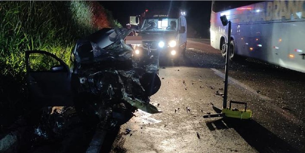 Acidente entre carro e ônibus na BR-116 deixa mortos e feridos em Muriaé |  Zona da Mata | G1