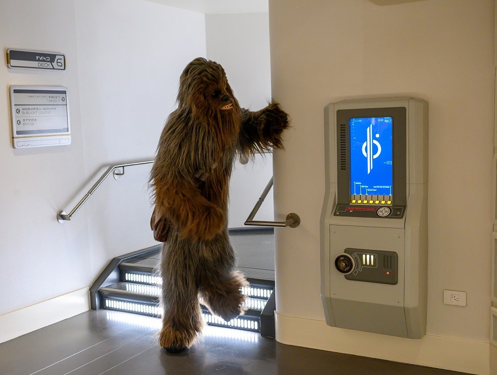 Chewbacca é um dos muitos personagens da saga 'Star Wars' presentes no novo hotel Star Wars: Galactic StarcruiserThe New York Times
