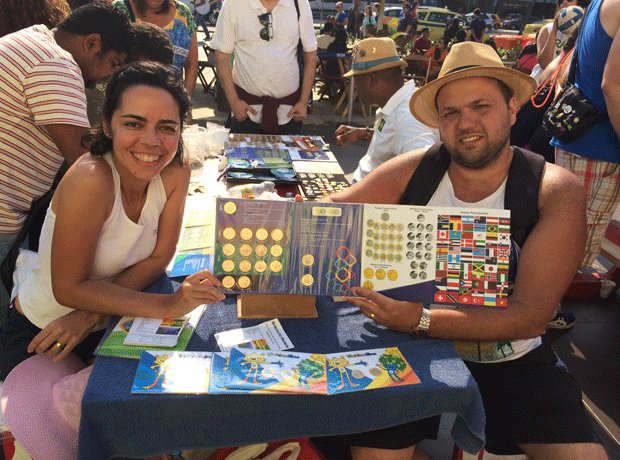 Ana Paula Gama e Anderson Smarrini mostram álbum com moedas comemorativas da Olimpíada (Foto: Flávia Mantovani/G1)