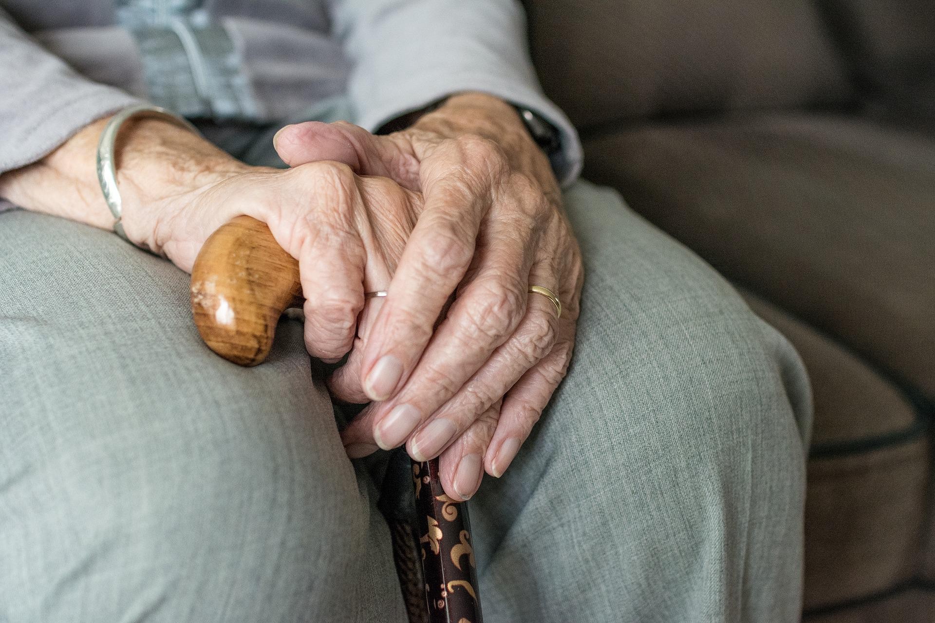Solidão e isolamento social podem ter efeitos sérios na saúde de mulheres mais velhas (Foto: Pixabay/sabinevanerp )