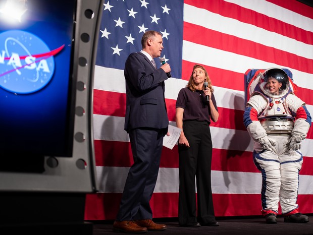 Acima, cerimônia de apresentação do protótipo de uma Unidade de Mobilidade Extraveicular de Exploração (xEMU), trajes espaciais que levarão a primeira mulher e o primeiro homem à Lua após mais de meio século (Foto: Joel Kowsky/NASA/)