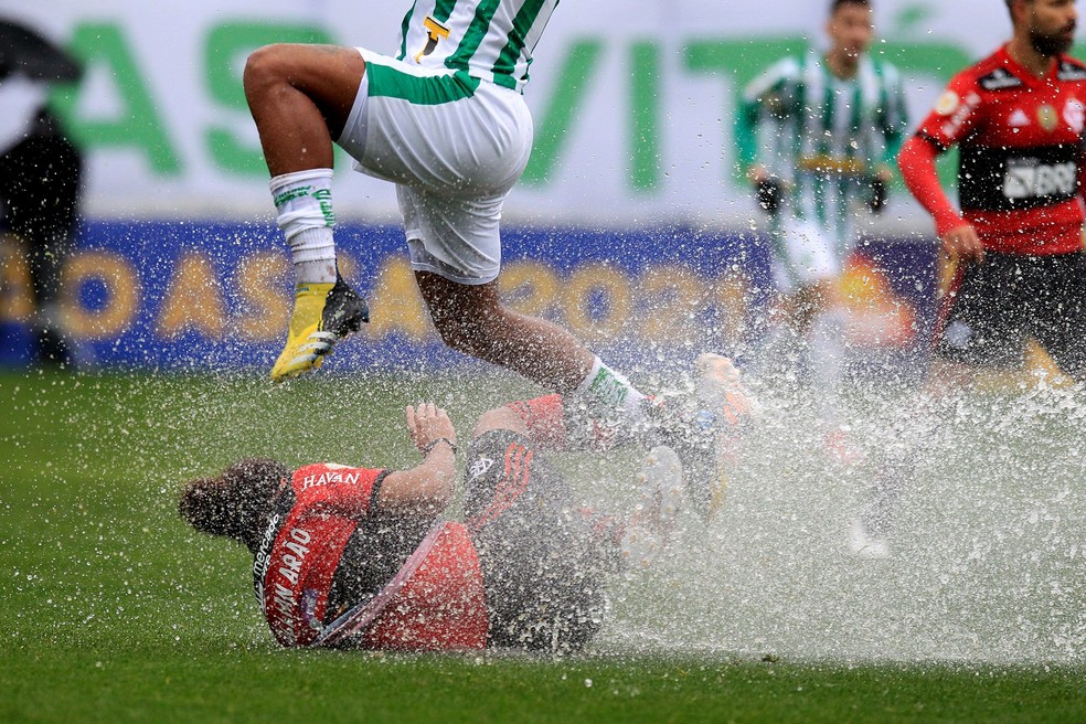 Juventude e Flamengo se enfrentaram com muita água em campo — Foto: Arthur Dallegrave/Divulgação Juventude 