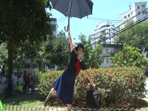 Foliã se fantasia de Mary Poppins no Carnaval no Rio (Foto: Jorge Soares/G1)