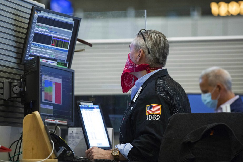 Agente do mercado financeiro americano atua na New York Stock Exchange (Nyse), em Wall Street, Nova York, NY, EUA