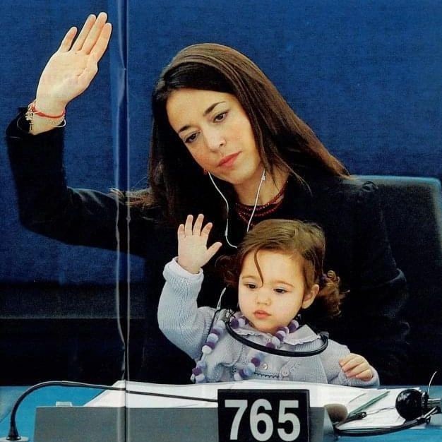 Licia Ronzulli viralizou novamente, com a foto de quando costumava levar a filha pequena para o trabalho, no Parlamento Europeu (Foto: Reprodução/ Instagram)