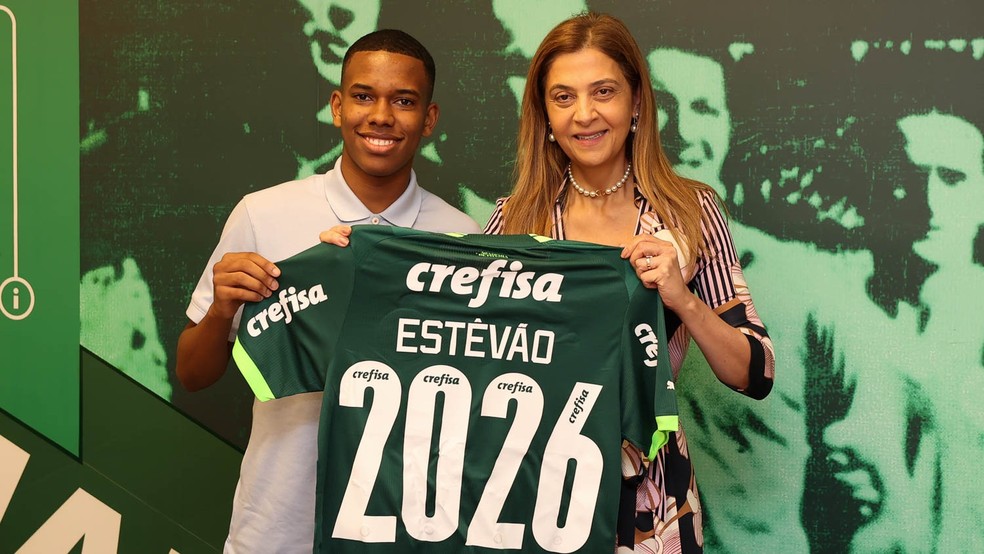 Estev�o e Leila Pereira, presidente do Palmeiras, na assinatura do primeiro contrato profissional do jovem � Foto: Divulga��o/Palmeiras