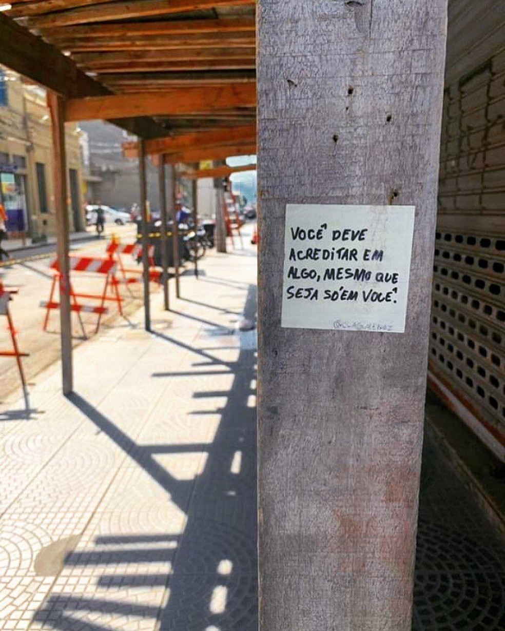 Bilhetes com mensagens positivas estão espalhados pelas ruas de Santos, SP — Foto: Arquivo Pessoal/Paola Gimenez