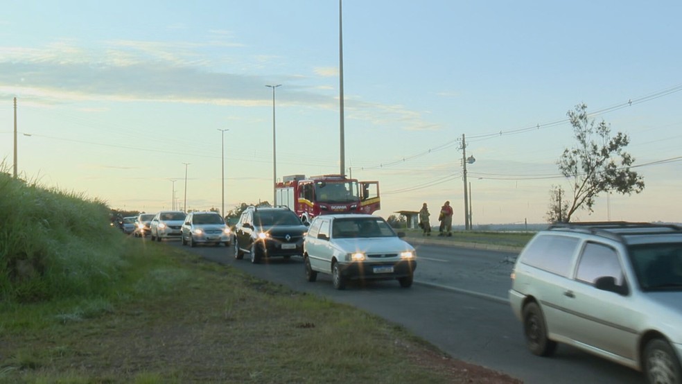 Trânsito na DF-005 após acidente envolvendo adolescente — Foto: TV Globo/Reprodução