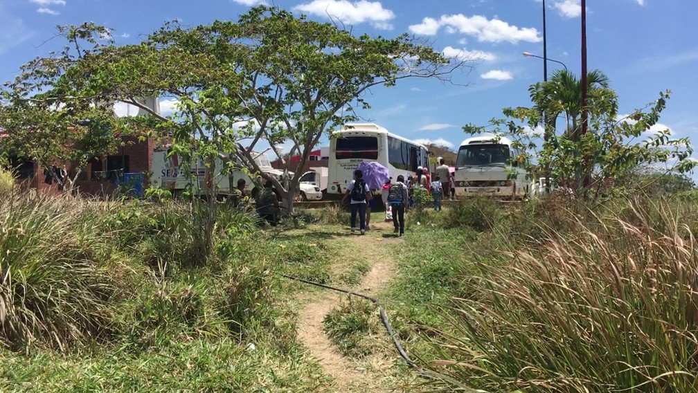CrianÃ§as passam por militares venezuelanos armados para chegarem Ã s suas casas em Santa Elena de UairÃ©n â Foto: Emily Costa/G1 
