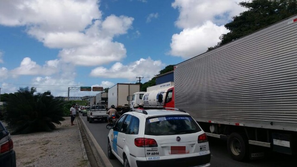 Trânsito ficou complicado na BR-101, em Abreu e Lima, com caminhões ocupando uma das faixas para quem seguia em direção ao Recife (Foto: PRF/Divulgação)