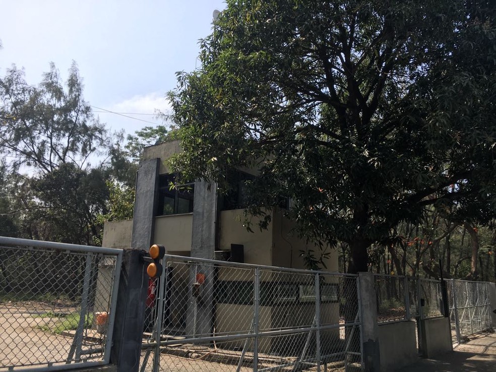 Portaria da entrada da empresa de química, desativada desde 2013 (Foto: Amanda Kestelman)