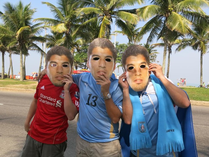 Uruguaios levarão máscaras de Suárez para o Maracanã em forma de protesto (Foto:  Cíntia Barlem)