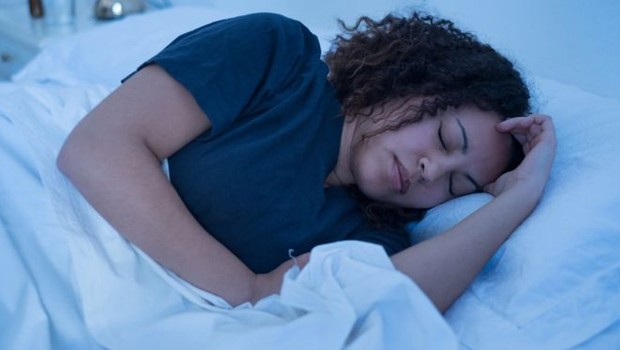 Quem dorme menos de 6 horas por noite tem maior risco de aterosclerose — um acúmulo de placas nas artérias por todo o corpo, diz pesquisa (Foto: Getty Images via BBC)
