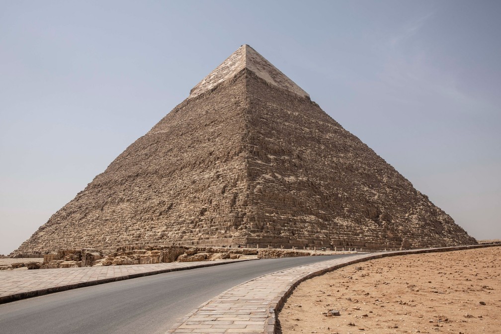 GIZÉ (Egito) - O complexo das pirâmides de Gizé, no Egito, é visto vazio nesta quarta-feira (25) após ser fechado para visitantes — Foto: Nariman El-Mofty/AP