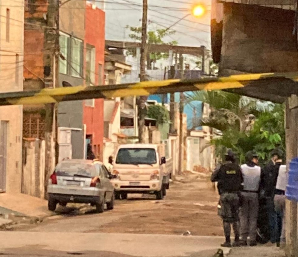 Mulher foi baleada pelo esposo, que também ateou fogo em objetos e disparou contra policiais militares em Guarujá — Foto: Plantão Guarujá