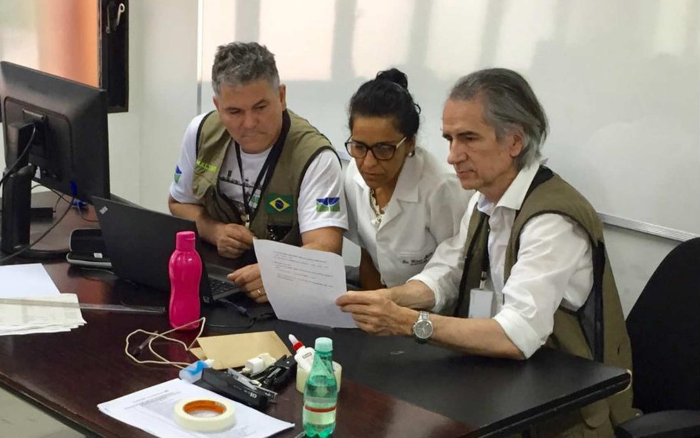 Peritos Malthus Galvão, Heloisa Costa e Samuel Ferreira analisam resultados de exames periciais para identificar vítimas de Brumadinho (MG) — Foto: Arquivo pessoal