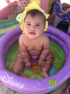Maria Eduarda, 6 meses, no dia em que entrou na piscina pela primeira vez. E as dobras?