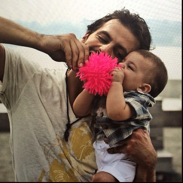 Henri Castelli, segurando seu primogênito, quando ainda era só um bebê (Foto: Reprodução - Instagram)