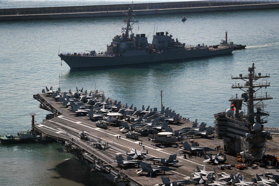 O porta-aviões nuclear americano e o destróier USS Barry Aegis (no alto): esquadra dos EUA participou de treinamentos militares com sul-coreanos