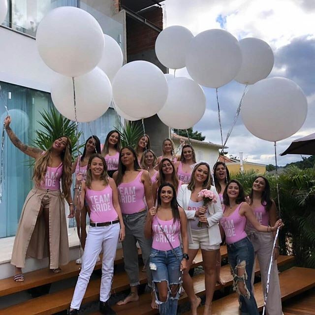 Carol Dantas posa com as 14 madrinhas (Foto: Reprodução Instagram)