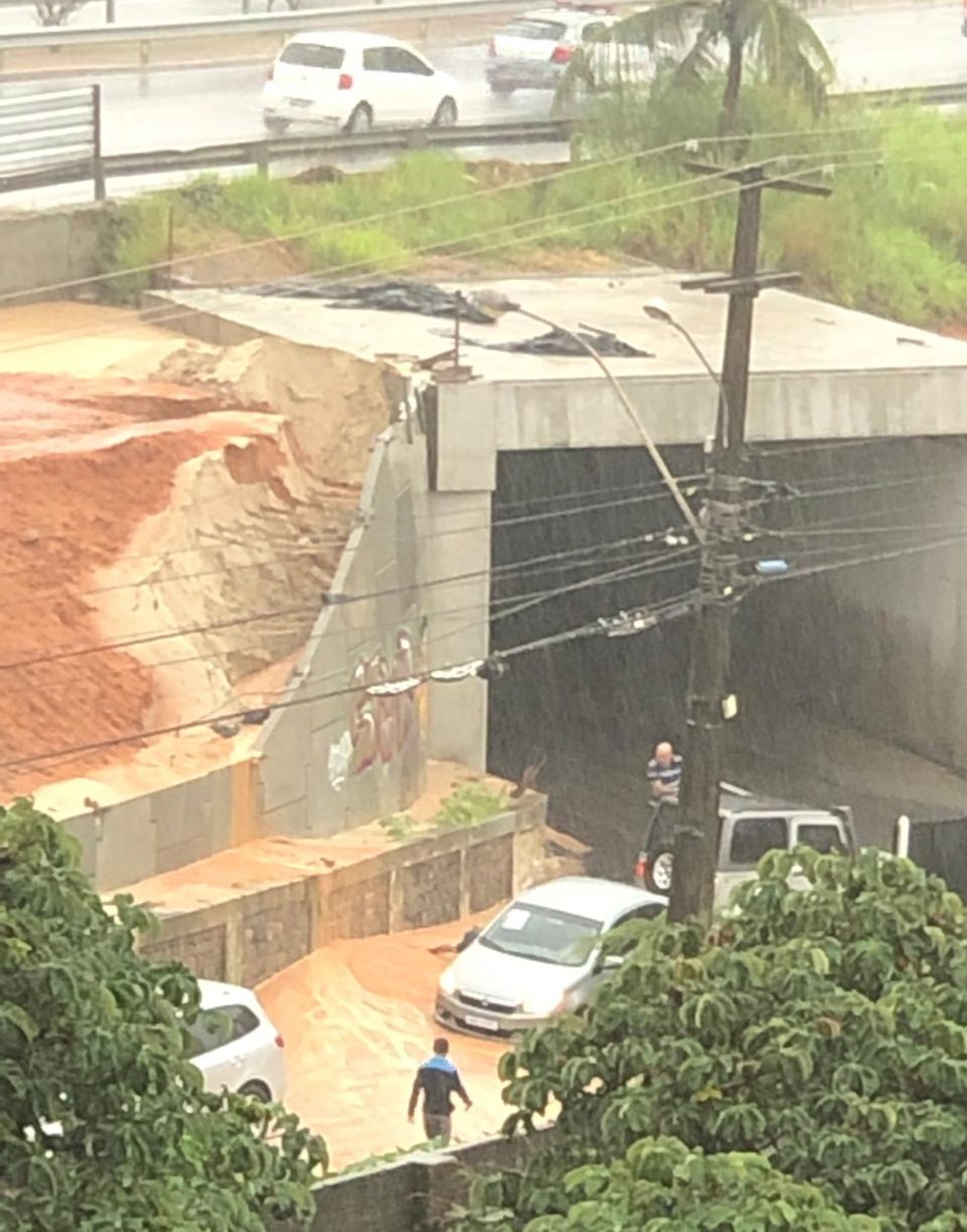 Terra cede ao lado de túnel de Neópolis, próximo a supermercado atacadista, na Zona Sul de Natal — Foto: Redes sociais