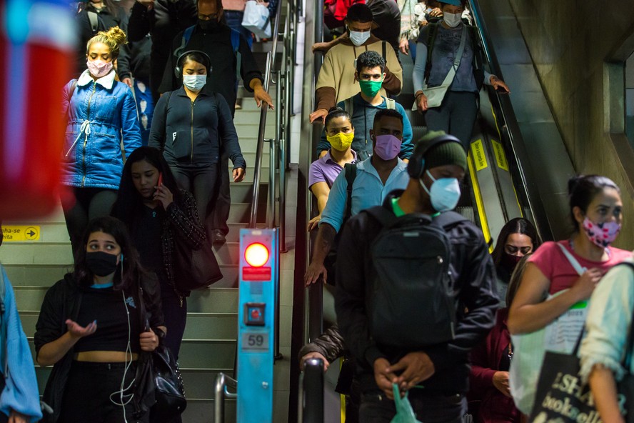 Pessoas no metrô de São Paulo seguem recomendação da prefeitura e utilizam a máscara.