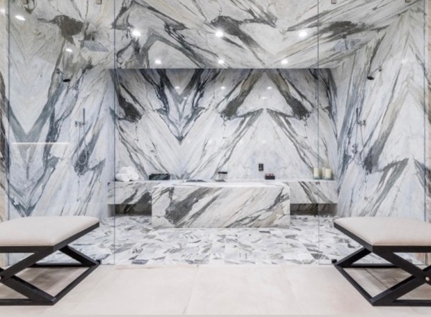BANHEIRO | O banheiro tem uma verdadeira sala de banho toda em mármore (Foto: Reprodução / Instagram)
