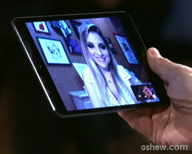 Bial conversa com clara por tablet (Foto: Na Moral / TV Globo)