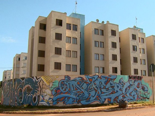 TAC deve agilizar reparos em problemas de conjunto habitacional de Barretos (Foto: Cláudio Oliveira/ EPTV) TAC deve agilizar reparos em problemas de conjunto habitacional de Barretos (Foto: Cláudio Oliveira/ EPTV)