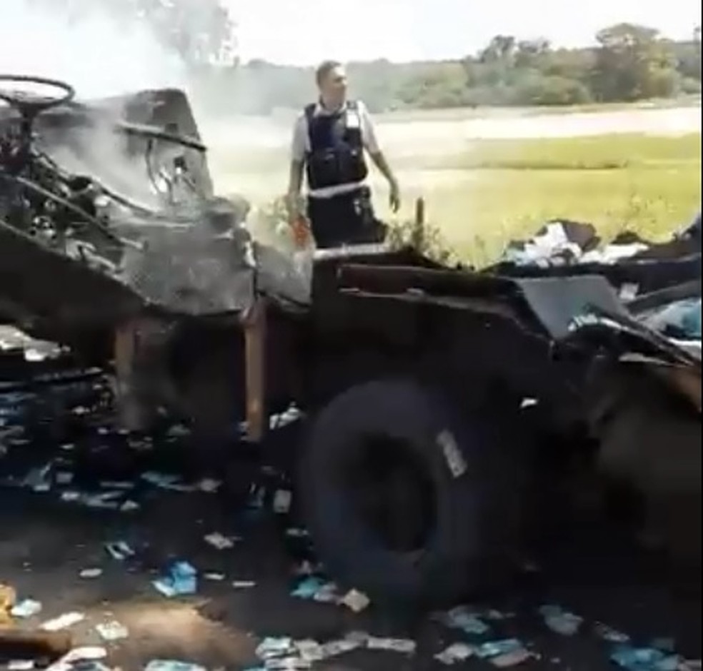 Veículo foi totalmente destruído com a força da explosão (Foto: Arquivo pessoal)