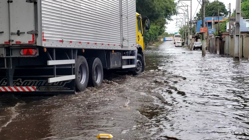 Diversas ruas de Campos, RJ, ficaram alagadas devido à chuva — Foto: Alice Sousa
