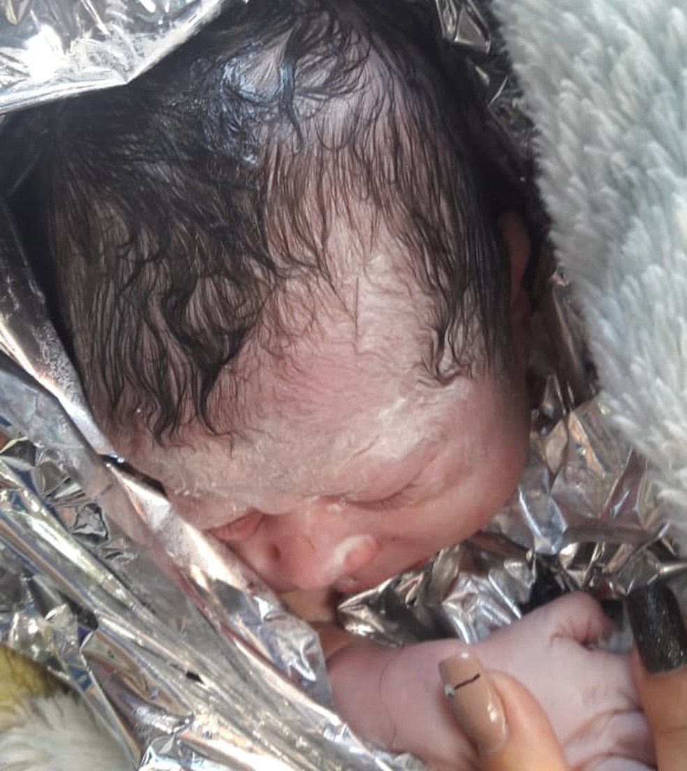 Bombeiros auxiliam jovem em trabalho de parto dentro de residência — Foto: Corpo de Bombeiros/Divulgação