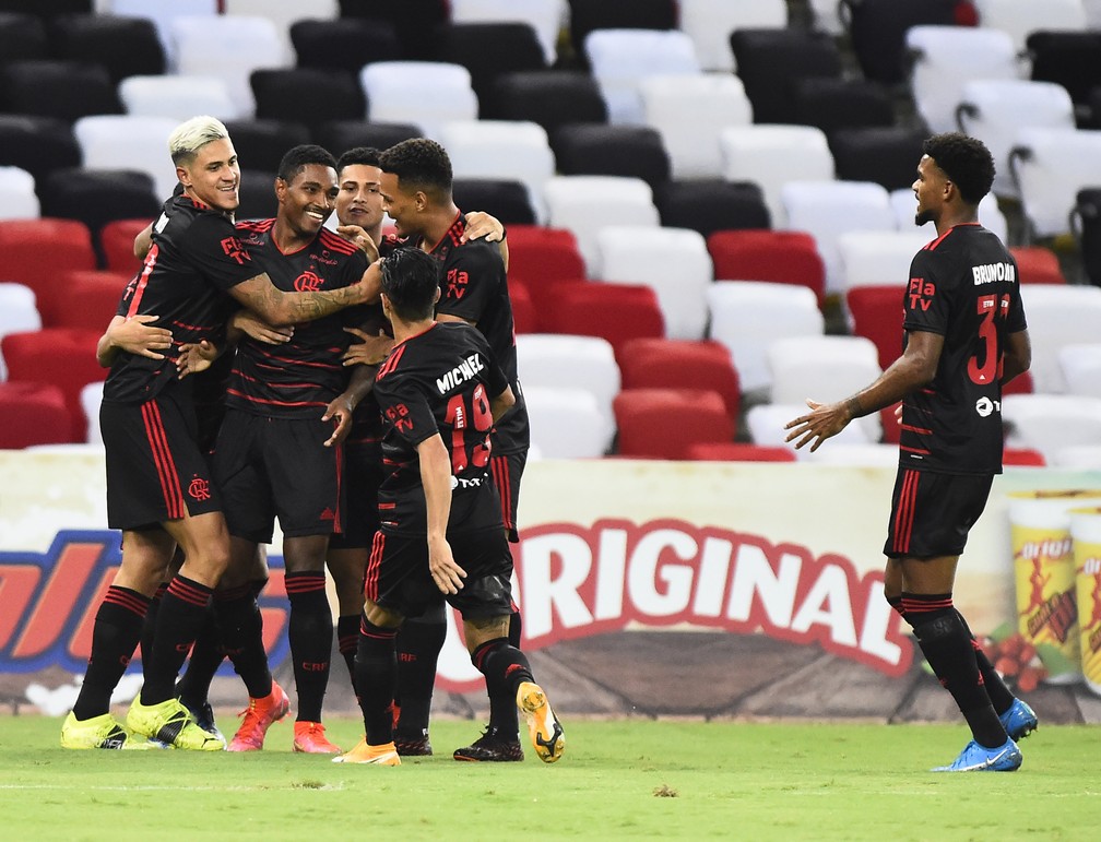 Vitinho comemora com os companheiros o gol sobre o Resende &mdash; Foto: Andr&eacute; Dur&atilde;o