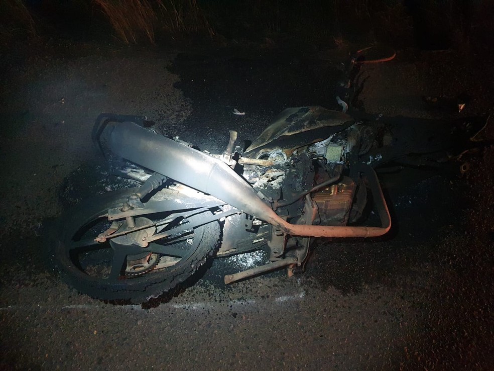 Moto ficou queimada após explosão em acidente — Foto: PRF/Divulgação