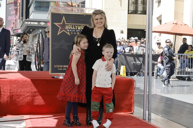 Kelly Clarkson com os filhos (Foto: Getty Images)