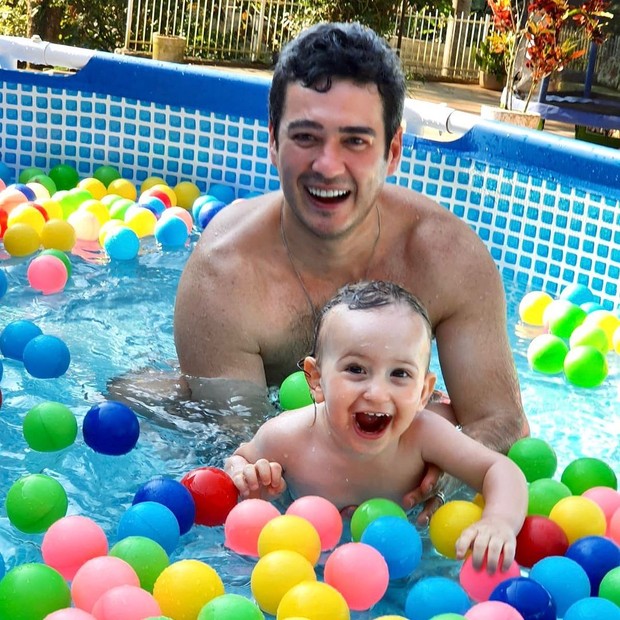 Marcos Veras e o filho, Davi, de 1 ano, brincam em piscina de bolas (Foto: Jorge Bispo)