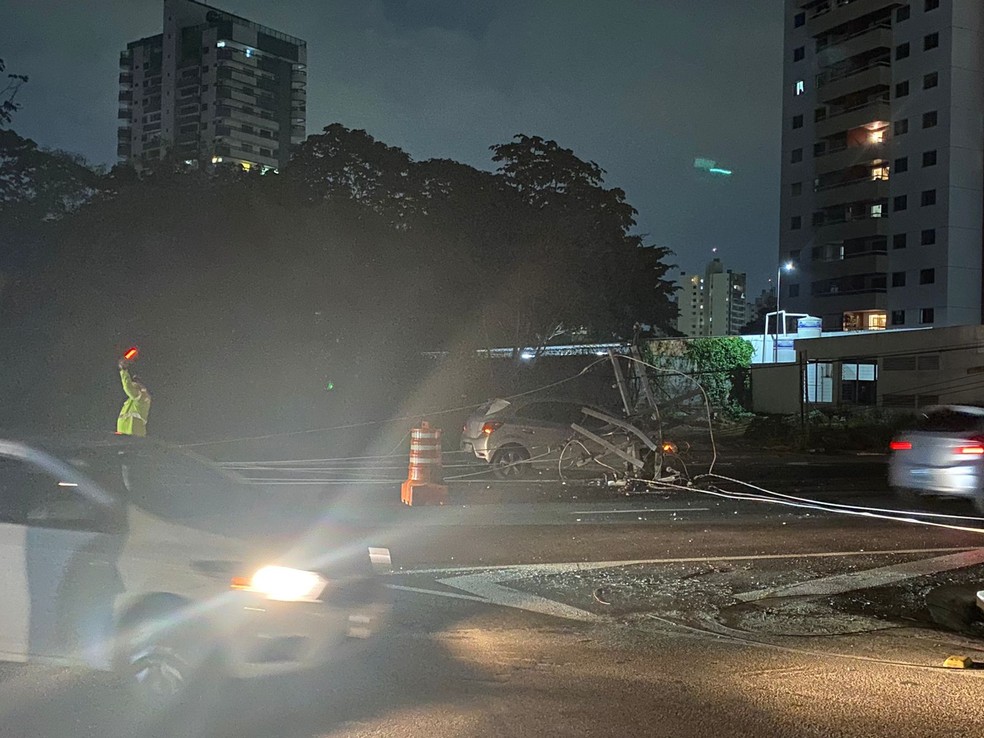 Agentes do IMMU isolaram a área e controlaram o trânsito no local após o acidente. — Foto: Eliena Monteiro/g1AM