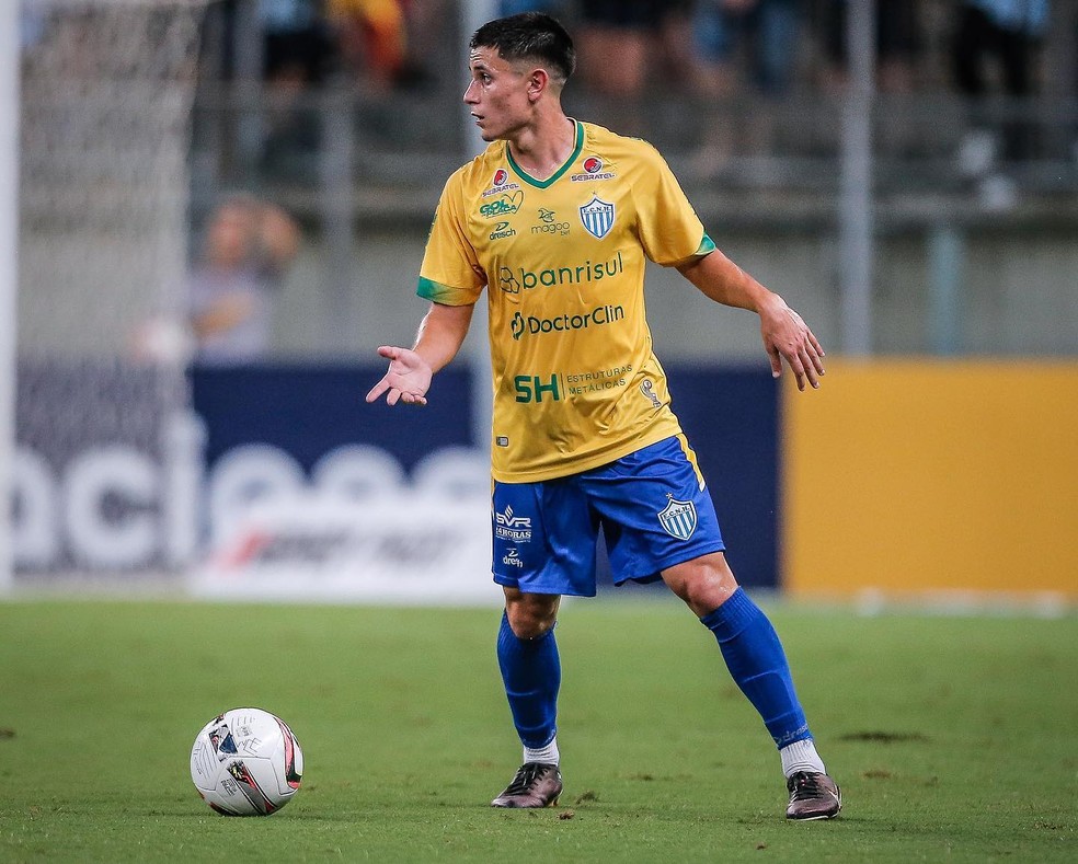 Lateral-esquerdo João Vinicius em ação pelo Novo Hamburgo, no Campeonato Gaúcho — Foto: Divulgação / Novo Hamburgo