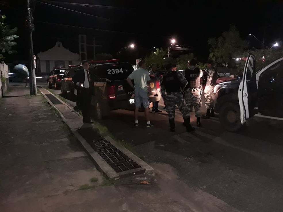 Equipes da PolÃ­cia Civil e Militar foram para o local do crime â€” Foto: Bena Santana/RÃ¡dio 94FM
