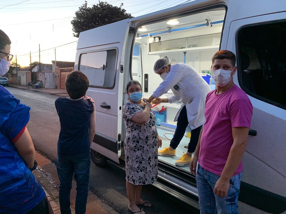 Moradores são vacinados na porta de casa em Palmital  — Foto: Nádia Ortiz / Secretaria de Saúde de Palmital 